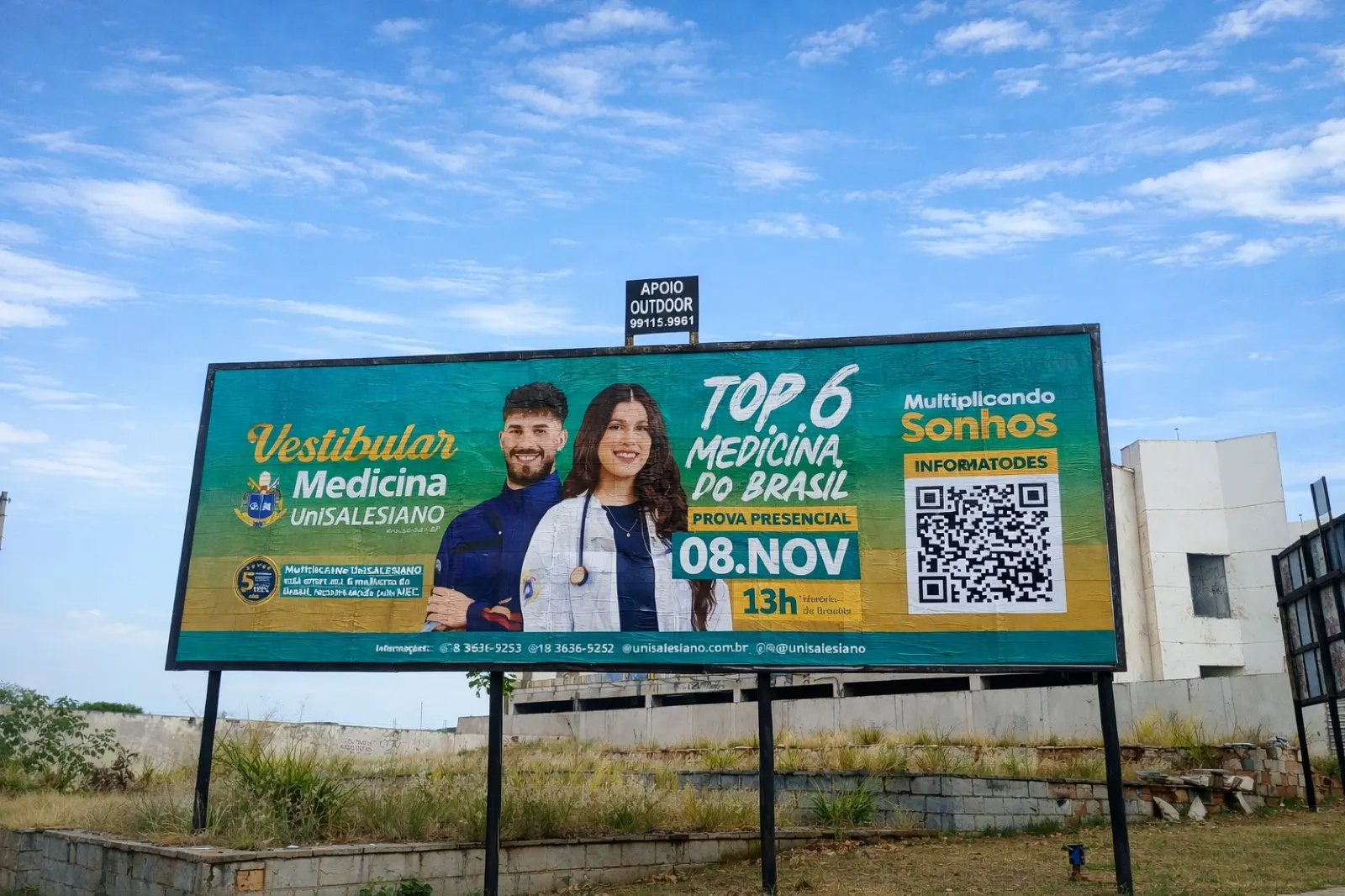 Outdoor 9x3 do UniSalesiano (vestibular de Medicina) na Avenida Brasília com Capistrano de Abreu, Araçatuba