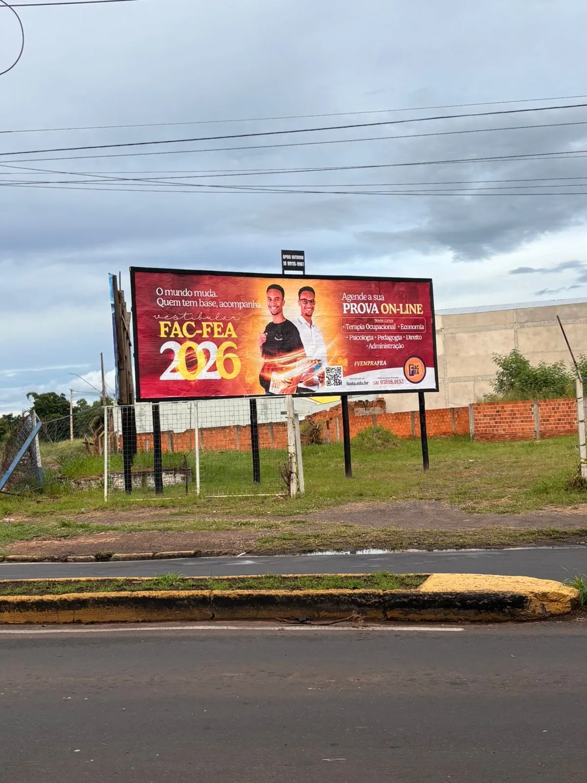 Outdoor 9x3 do vestibular FAC-FEA na rotatória dos condomínios da Av. João Arruda Brasil, Araçatuba
