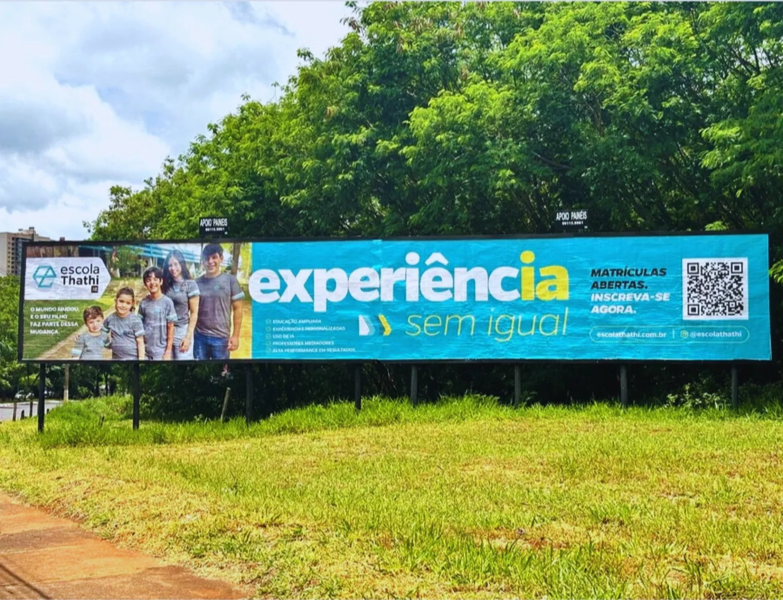 Outdoor duplo 18x3 da Escola Thathi (matrículas abertas) na Av. Waldir Felizola de Moraes, Araçatuba