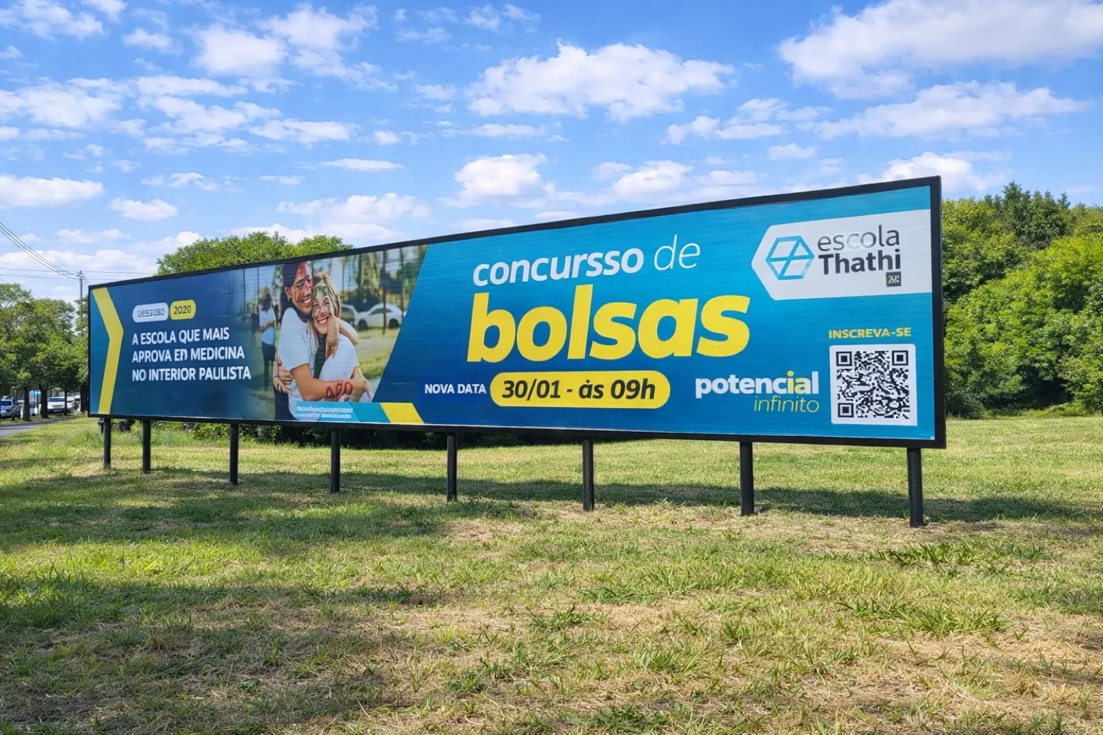 Outdoor triplo 27x3 da Escola Thathi (concurso de bolsas) na Av. Waldir Felizola de Moraes, Araçatuba