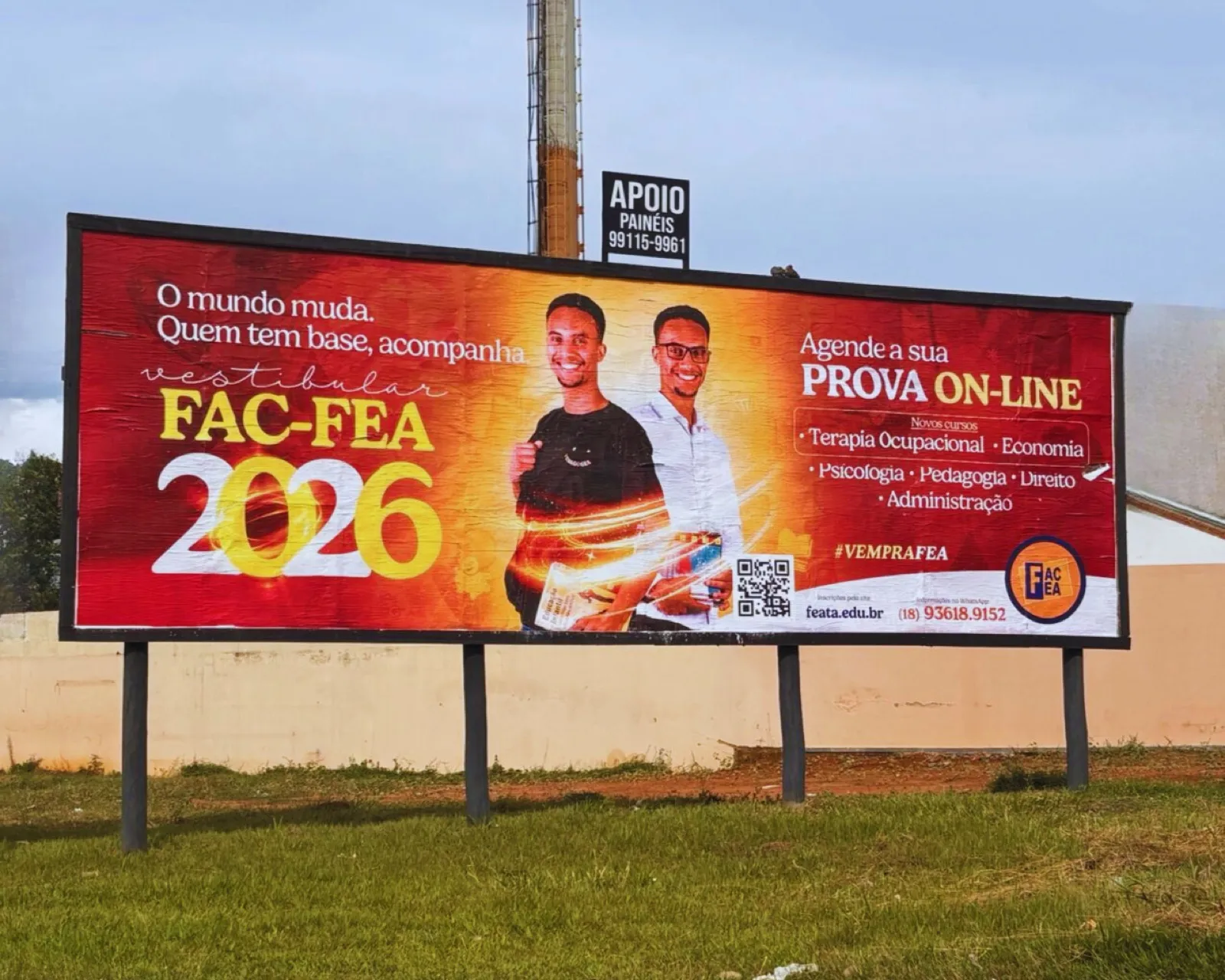 Outdoor 9x3 do vestibular FAC-FEA na esquina da Av. José Tele de Menezes com Drogramax, bairro Concórdia, Araçatuba