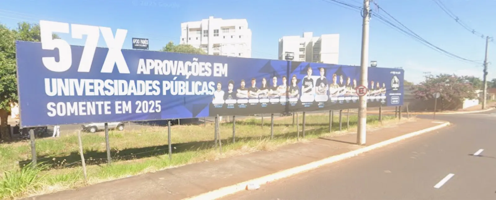 Outdoor triplo 27x3 do Anglo Araçatuba (57x aprovações em universidades públicas) em frente ao Shopping Praça Nova