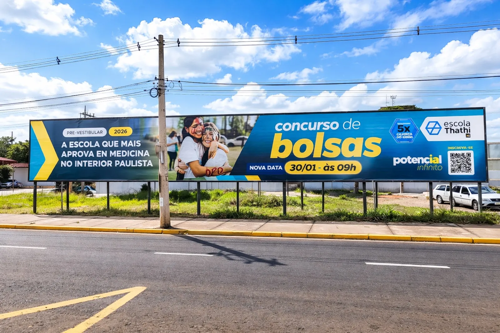 Outdoor triplo 27x3 da Escola Thathi (concurso de bolsas) na Av. Mário Covas, em frente ao Shopping Praça Nova, Araçatuba
