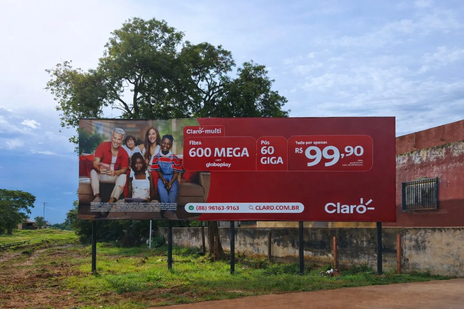 Outdoor 9x3 da Claro (Fibra 600 MEGA + Pós 60 GIGA) na Rua Borba Gato, bairro Valparaíso, Araçatuba