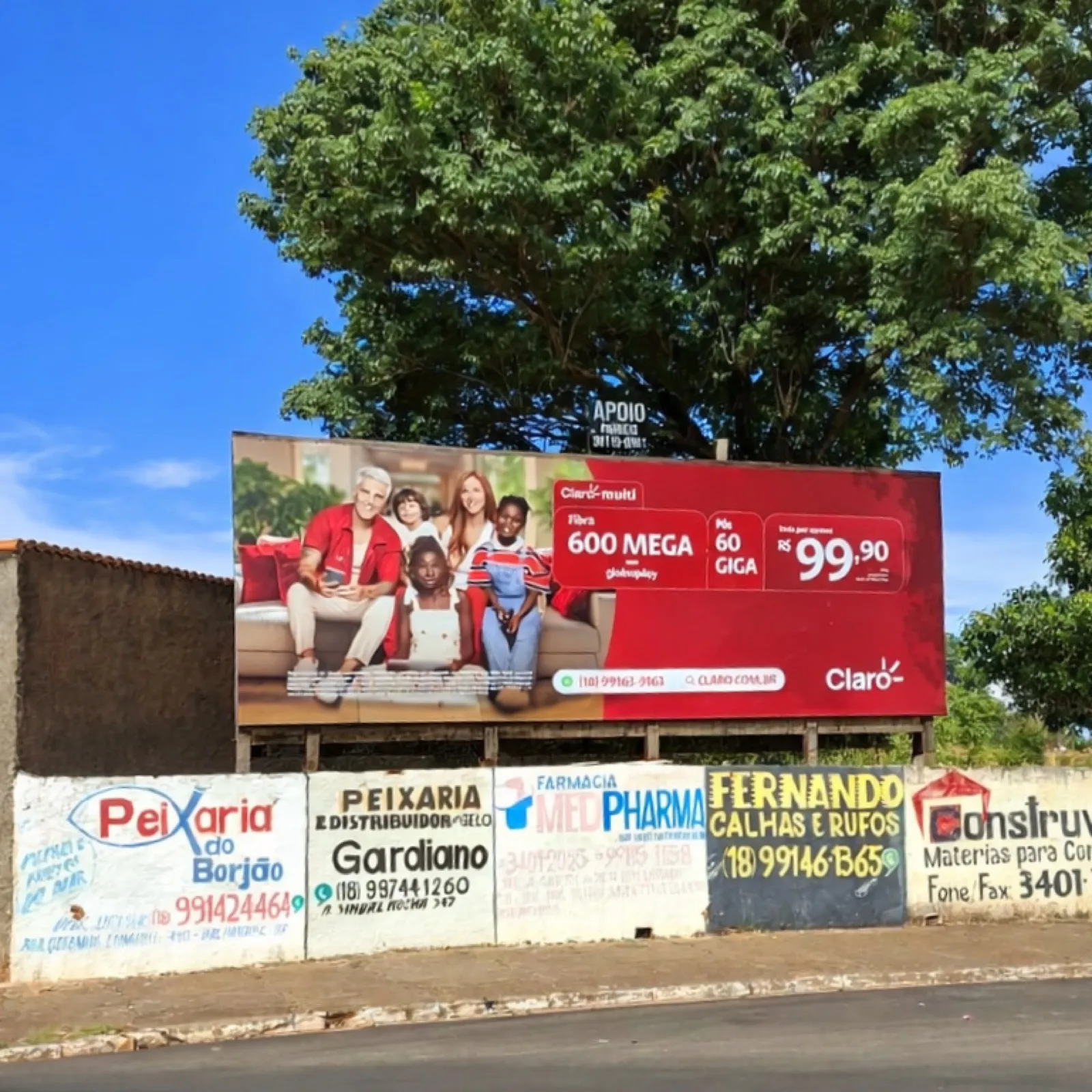 Outdoor 9x3 da Claro na Rua Waldemar Breda, trecho comercial do bairro Valparaíso, Araçatuba