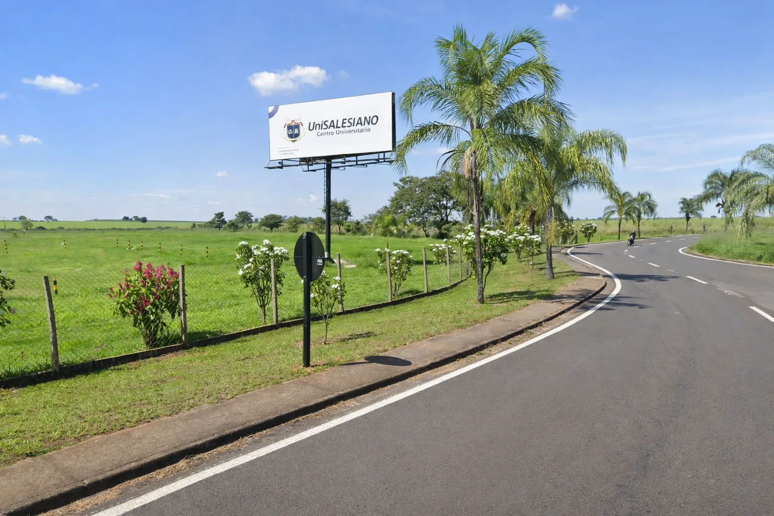 Luminoso UniSALESIANO em via de acesso aberta