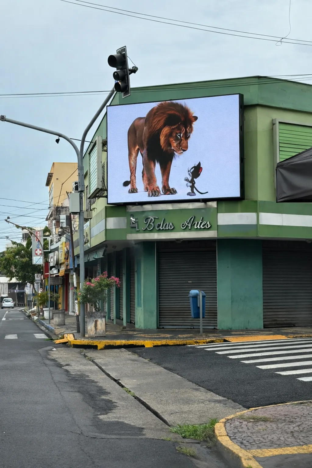 Painel de LED em fachada com comunicação dinâmica